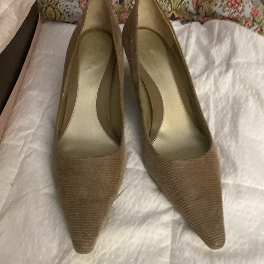 Bandolino brown heels! Really nice shoes for dresses, skirt, slacks and jeans!